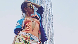 ALEXANDRA STAN s-a dus să se bronzeze... pe dig! Nu i-a păsat de turişti şi le-a arătat posteriorul aproape complet gol!