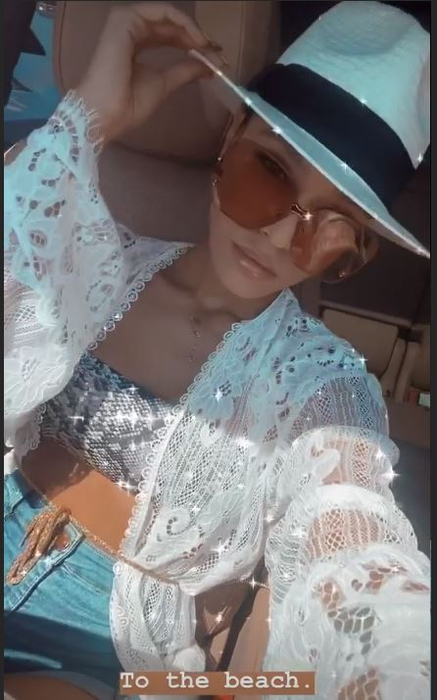 Karmen, apariție sexy și senzuală într-un club din Mamaia! Într-o rochie mulată și foarte scurtă, a fost filmată când și-a atins soțul în zona intimă
