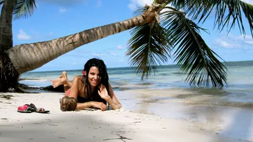 Imagini incendiare din vacanţa Corinei Caragea! Uite ce frumoasă şi sexy e bruneta! Vă place sau nu?