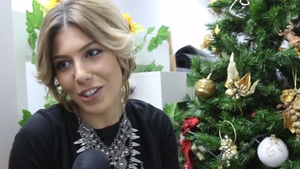Sore face Craciunul ca in filme, cu LaLa Band! Joaca "Secret Santa" si merge la parintii ei sa manance bunatati