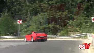 Adrian Minune a intrat cu Ferrari-ul la piscina! Uite cum s-a racorit pe canicula, alaturi de cei trei copii!