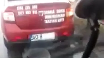 VIDEO INCREDIBIL. Mașină-fantomă pe Autostrada București-Pitești. Circulă cu numărul acoperit, ca să nu plătească rovinieta!
