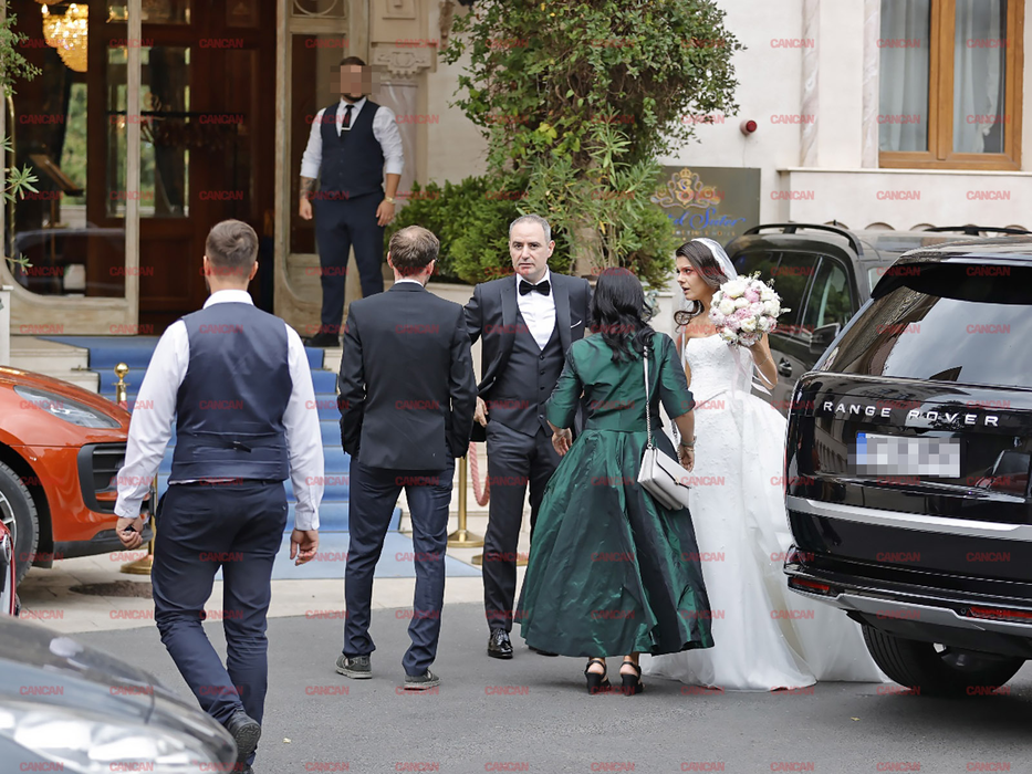 Ministrul Finanțelor și soția, ședință foto la Palatul Șuter. Nașa de cununie a mirilor a atras privirile tuturor!