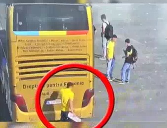 George Simion în timp ce schimbă plăcuțele