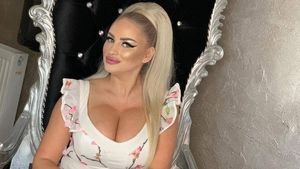 Sânziana Buruiană, pusă la zid de fani! Blondina, acuzată că își machiază excesiv fetița