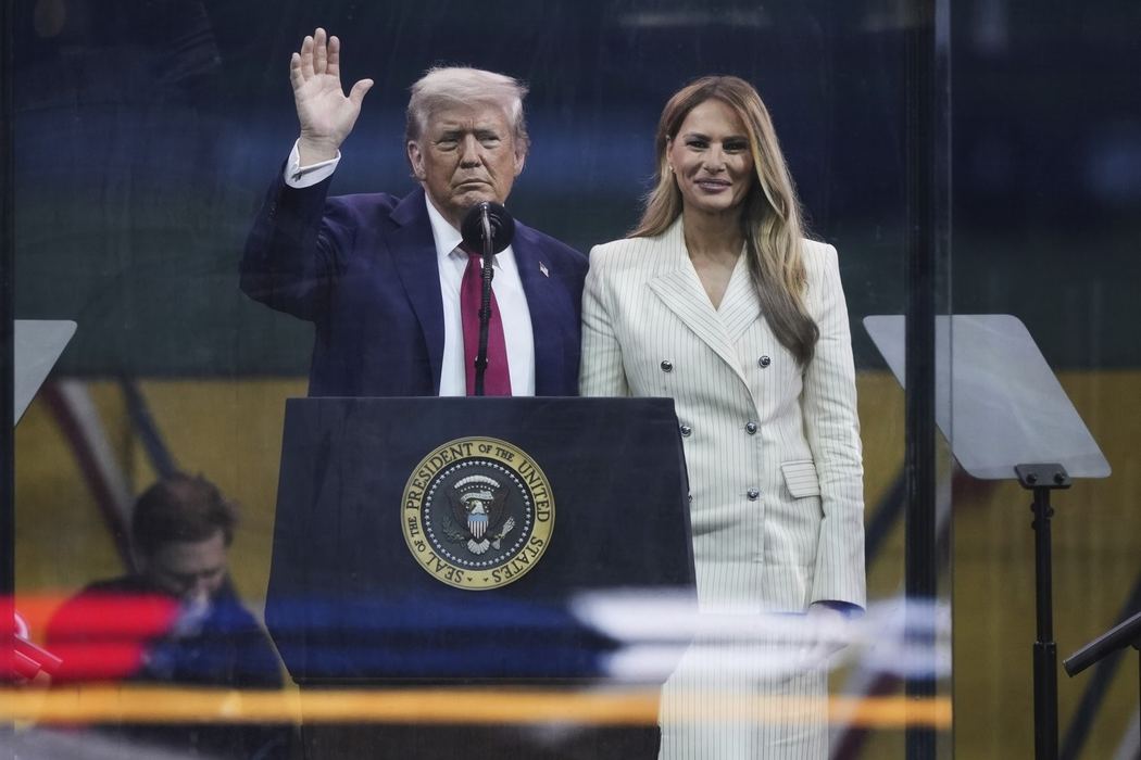 14 iunie 2025, Washington, District of Columbia, SUA: Președintele DONALD TRUMP și Prima Doamnă MELANIA TRUMP participă la marea paradă și celebrare a celei de-a 250-a aniversări a Armatei SUA în Washington. Foto: Profimedia