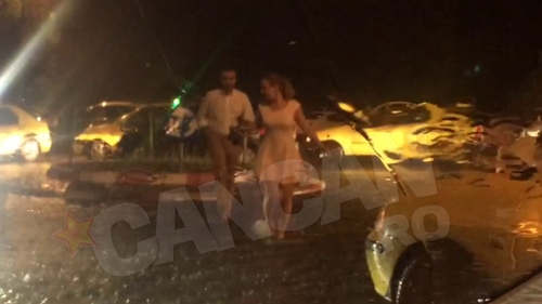 Imagini fabuloase la iesirea din cluburile de fite din Mamaia. Si-au abandonat pantofii cu toc si au alergat prin ploaie!