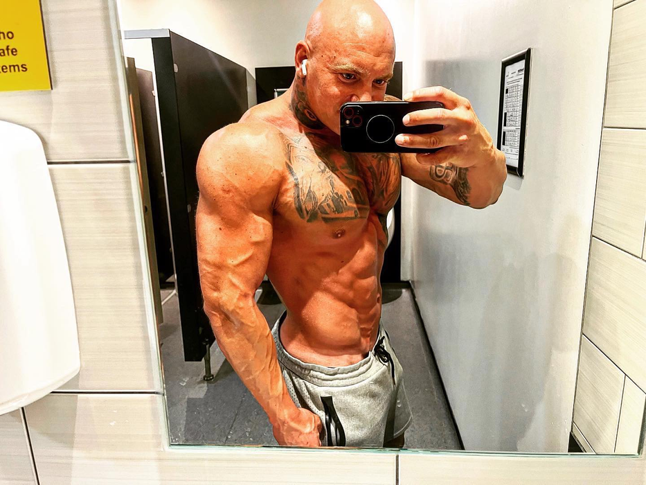 Tragedie în culturism! Un cunoscut bodybuilder a murit la 33 de ani după o urgență medicală petrecută pe scenă