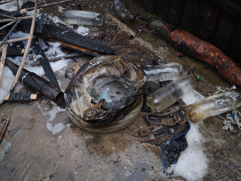 Tragedie. O familie din Moinești se zbate între viață și moarte, în urma unui incendiu care le-a ars casa și toată averea.