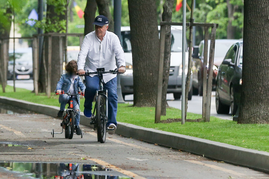 Călin Popescu Tăriceanu & juniorul s-au “întrecut” cu bicicletele pe Kiseleff