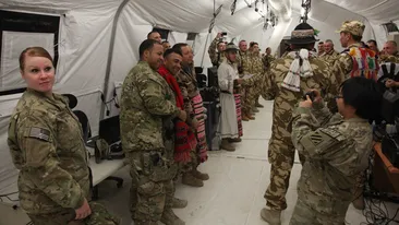 Cum s-au distrat de Anul Nou soldatii romani din Afganistan! Trei dintre ei au trait un moment unic! Vezi aici imagini fabuloase!