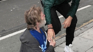 Ce face Russell Brand cand e blocat in trafic! Se milostiveste de cersetori