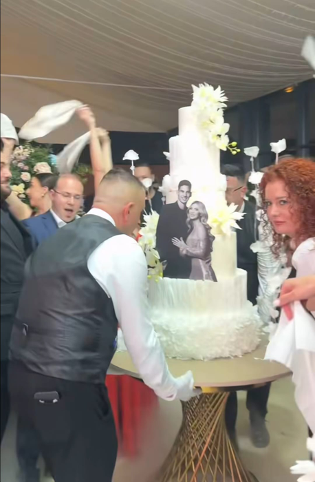 Foc de artificii fabulos, un tort special și o ținută atipică. Noi imagini de la nunta Andreei Bălan cu Victor Cornea