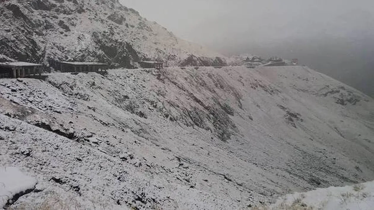 A căzut prima ninsoare! Unde şi cât este stratul de zăpadă
