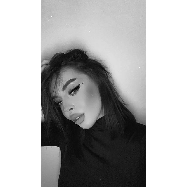 Reea este o brunetă super-sexy
