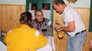 Celebrul actor Jeremy Irons a facut o vizita secreta in Transilvania! A a stat la masa cu o femeie si a baut tuica! Vezi FOTO!