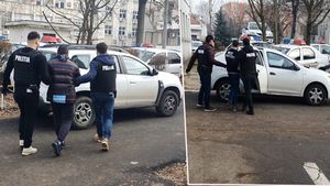Polițiștii craioveni i-au prins pe bărbații care au furat bijuterii de 475.000 de lei: “Au avut un plan bine pus la punct” | VIDEO