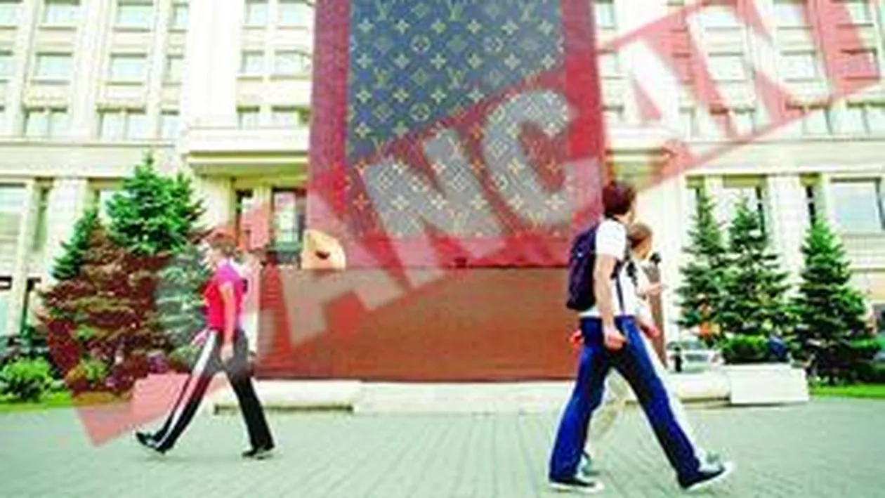 Louis Vuitton a castigat Razboiul Esarfelor