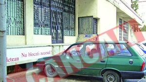 Dacia legata cu lantul de frica hotilor, in parcarea Prefecturii