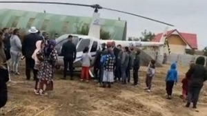 Primarul unei comune din Dolj, adus la nuntă cu elicopterul. “Fu mișto! A fost ambiția lu’ finu’” | VIDEO