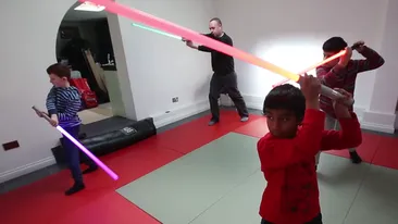 Se îmbrăca precum un Jedi şi este instructorul preferat al copiilor! Află despre cine este vorba! 