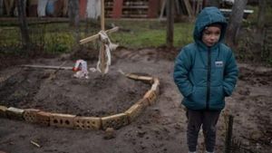 Marina a murit sub privirile copiilor săi, după ce rușii au bombardat Bucha. Imaginile cu Vlad, băiețelul ei, care aduce conserve cu mâncare la mormântul mamei sale au făcut înconjurul lumii