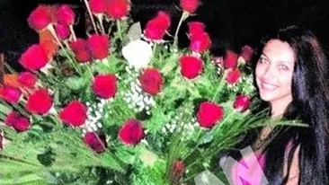 Bianca Jurca a primit un buchet-surpriza de la Catalin Cazacu. I-a strecurat inelul de logodna intr-un trandafir!