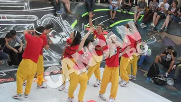 Trupa Trouble, semifinalistii de la Romanii au talent, au incantat publicul de la Street Heroes cu un numar incendiar de dans! Vezi cum si-au facut avion o colega