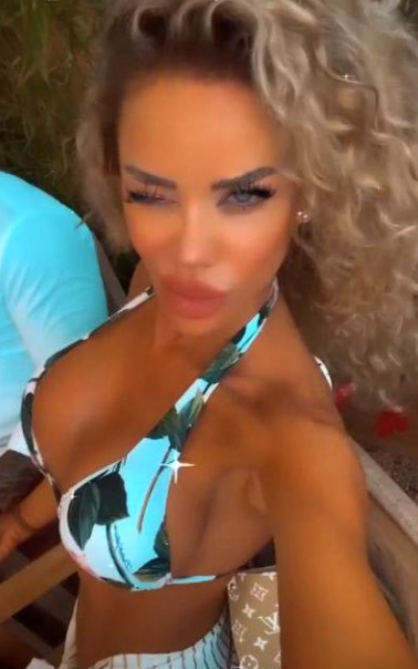 Bianca Drăgușanu, așa cum nu ați văzut-o niciodată! Vedeta și-a dat jos extensiile și a apărut la plajă cu parul creț, natural