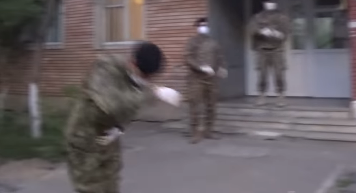 Gest emoționant! Cum au întâmpinat-o militarii din Galați pe asistenta hărțuită de vecini pentru că îngrijește bolnavii de COVID-19 VIDEO