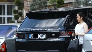 In genunchi si cu ochii in lacrimi! Imagini greu de privit cu fetele lui Gigi Becali rugandu-se pentru eliberarea tatalui lor!