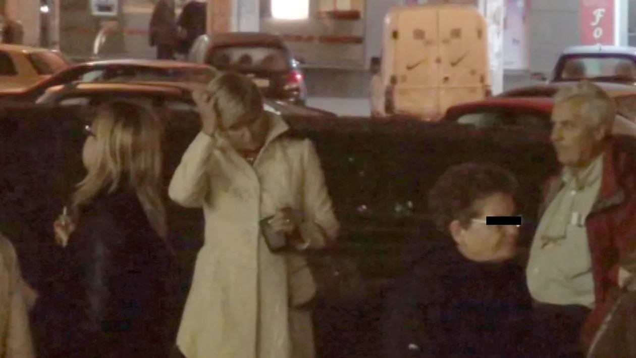 Imbracata in alb, Monica Tatoiu s-a facut neagra de suparare dupa concertul Pink Martini!