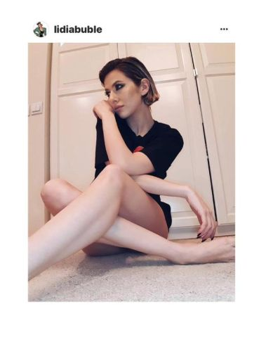 Iulia Albu o atacă pe Lidia Buble. “Nu știu unde sunt chiloții ei! O astfel de fotografie nu face cinste unei domnișoare care se pretinde cu stil!” Fotografia de la care a început totul