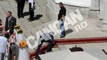 Ce nu s-a vazut la nunta Elenei Basescu! Covorul a fost schimbat de trei ori inainte de venirea nuntasilor, Syda a fost complet ignorat, in timp ce Elena isi cauta disperata buchetul