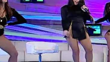 Bijou recidivează! Cântăreaţa fără chiloţi e mândră de costumaţia ei şi vrea să continue!