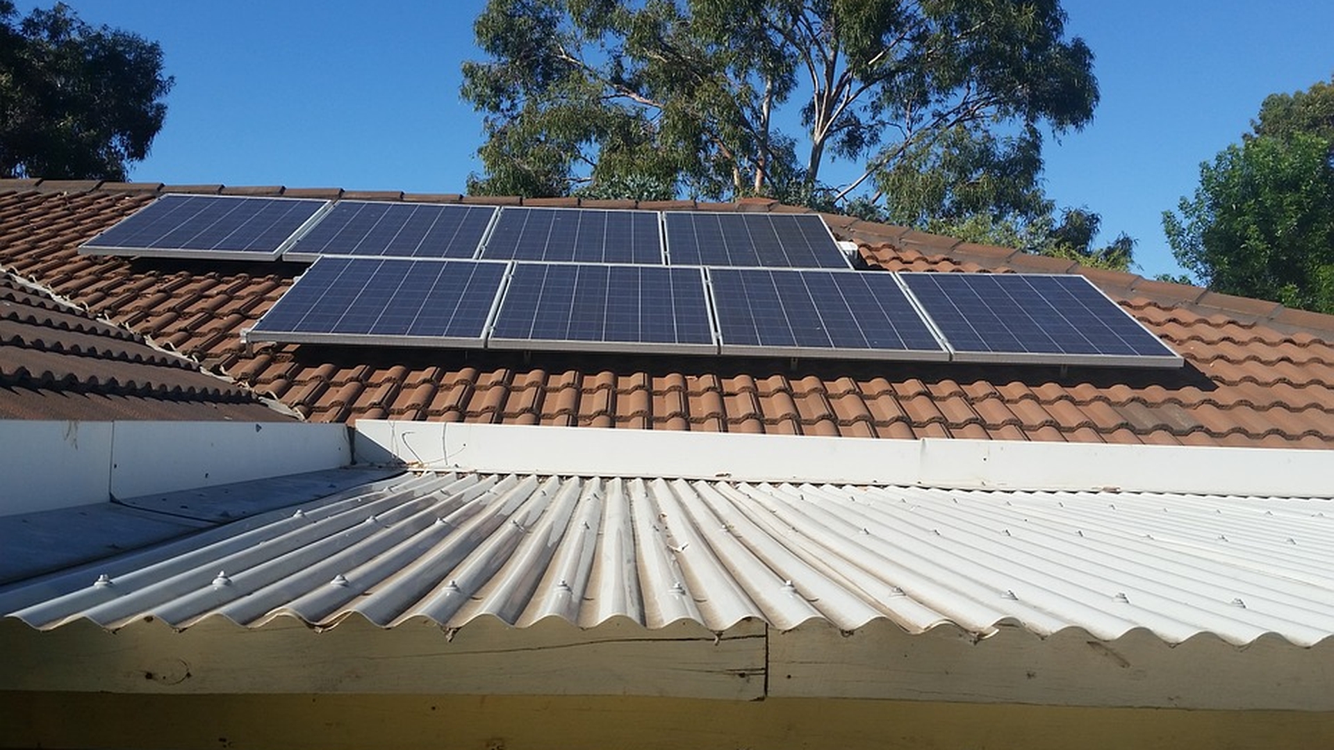Românii care și-au montat panouri fotovoltaice nu le pot folosi. Iată care este motivul