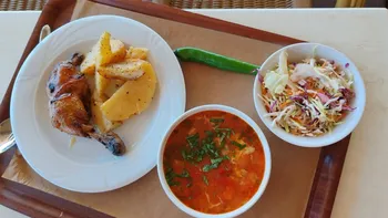 Cât a plătit o turistă, la „împinge tava” din Mamaia, pentru o ciorbă de văcuță și o pulpă de pui cu cartofi și salată de varză