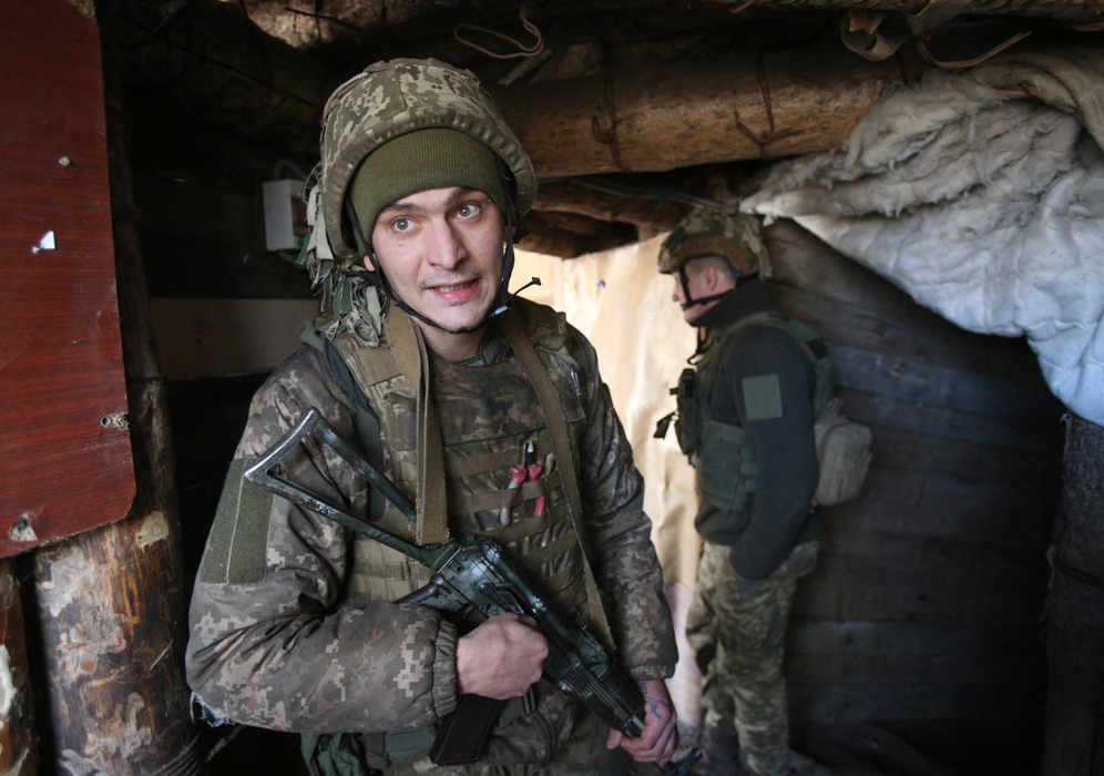 Militarii ucraineni, în orașul Schastia, lângă Lugansk, din estul Ucrainei, pe 23 februarie. (Sursa foto: profimedia.ro)