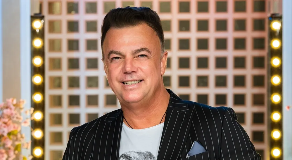 Emisiunea care dispare din grila TVR + Noul format cu o prezentatoare surpriză. După emoțiile cu Alexandra Căpitănescu de la Eurovision, Adrian Enache se pregătește de un nou capitol