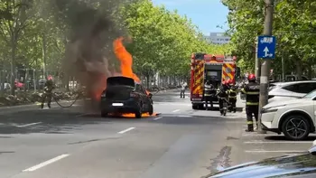 Accident urmat de un incendiu în Sectorul 3 din București! Un Logan a luat foc pe mijlocul șoselei