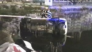 Accident spectaculos în stațiunea Mamaia. Doi tineri au plonjat cu mașina în fundația unui bloc de locuințe