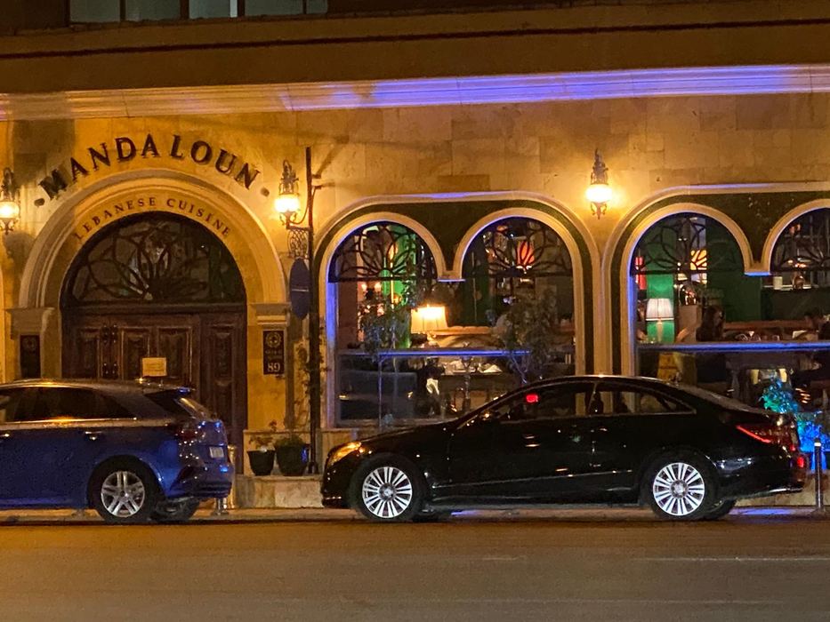 În fața restaurantului nu mai este loc de parcare