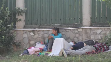 Pentru ei e doar o zi mai bună decât altele! O familie de cerşetori a dormit si a mâncat in fata vilei lui Nae Nicolae