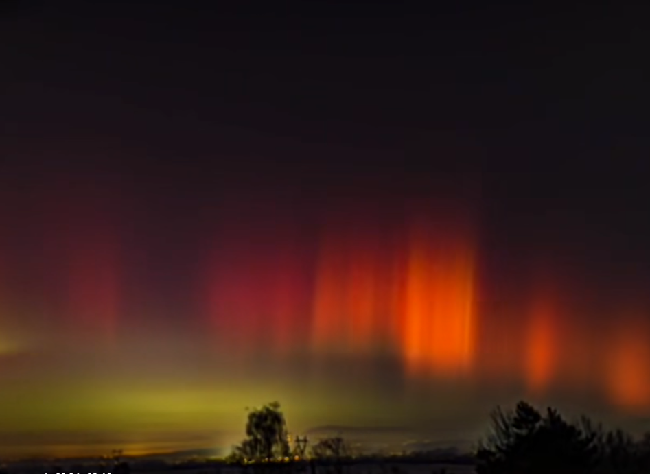 Aurora Boreală, vizibilă din România! Imagini spectaculoase surprinse în Mureș. Jocul de lumini i-a uimit pe localnici