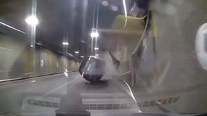 Imagini cu accidentul din Pasajul Unirii din București s-au viralizat. Ce greșeală majoră a comis șoferul care s-a „urcat” cu mașina pe perete