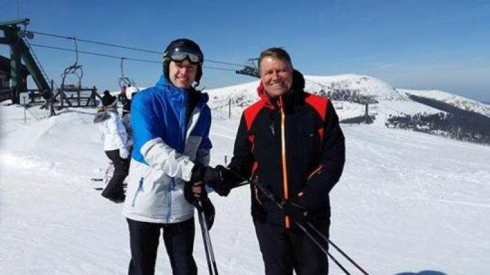 Klaus Iohannis, din nou la schi. Cum a apărut de această dată în Munţii Şureanu
