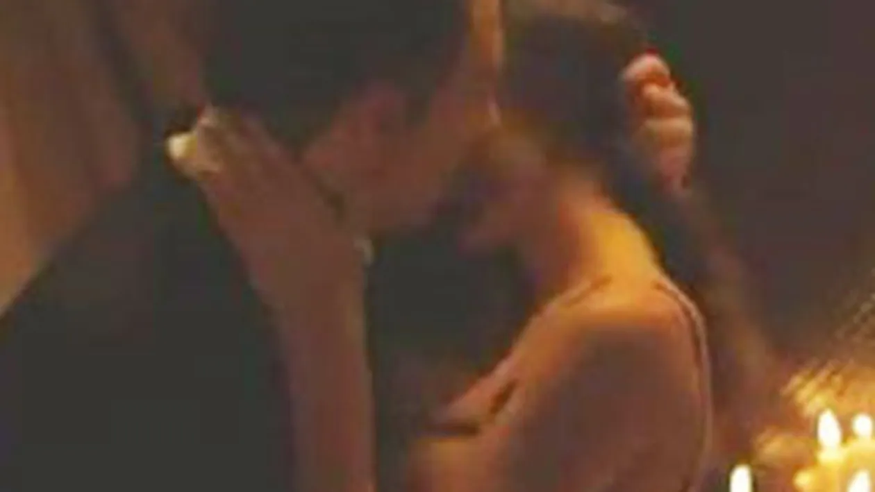 VIDEO Stefan Stan, pasional cu o bruneta! Uite ce pofticios o mangaie!