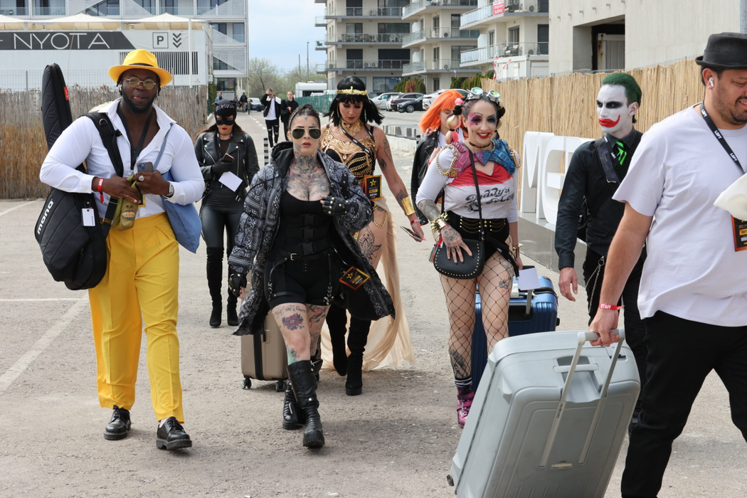 Clubul de pe litoral a pus în scenă un spectacol uluitor, cu animatori veniți special pentru acest eveniment, tocmai din Franța! Petrecerea “HOLLYLOFT” a avut animație de la Paris / (Foto: CANCAN.RO)