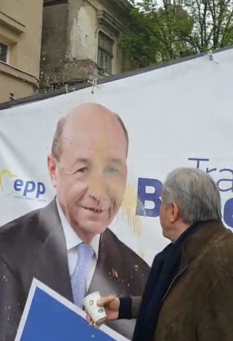 VIDEO. Momentul in care Ilie Nastase ii arunca lui Traian Basescu o cafea fierbinte in fata