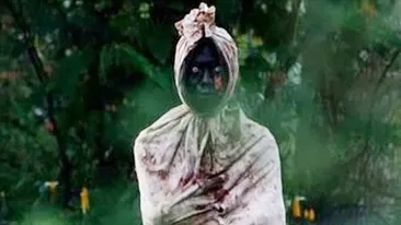 Metodă inedită de a ține oamenii în casă! Indonezienii, speriați de „fantomele” care patrulează pe străzi